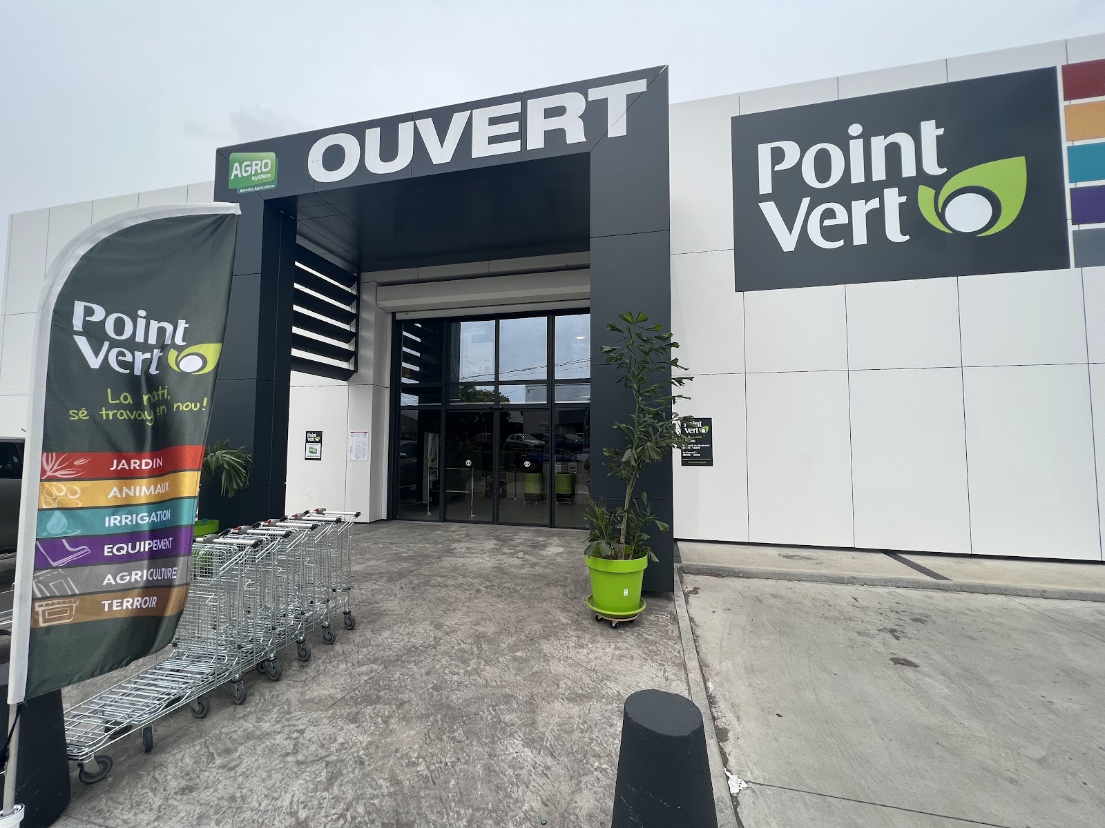 Façade et entrée du magasin Point Vert Jarry en Guadeloupe