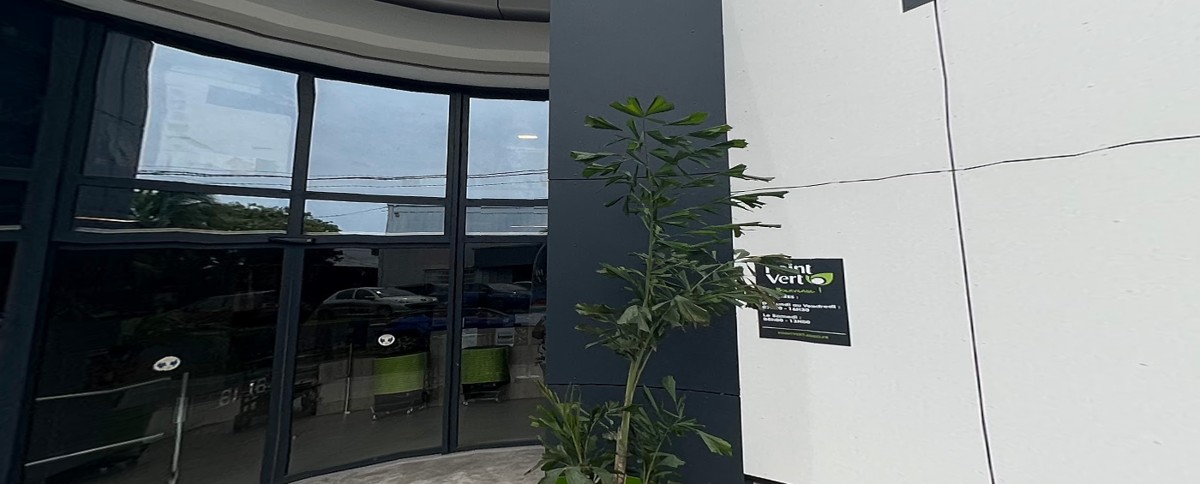 Vitrine vitrée du magasin Point Vert Jarry en Guadeloupe