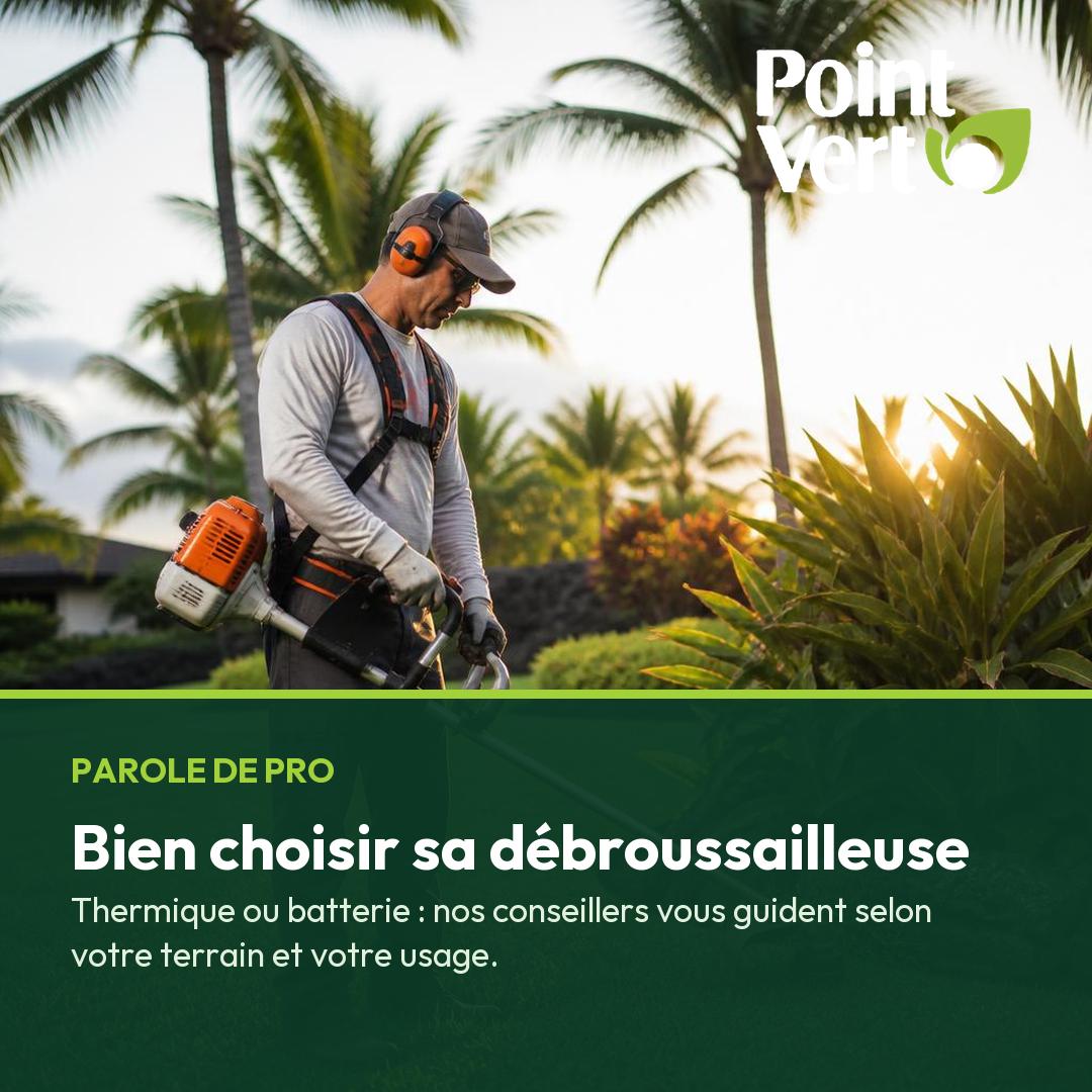 Professionnel utilisant une débroussailleuse dans un jardin tropical — Point Vert